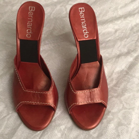 Bernardo reddish color slip ons - Picture 1 of 8